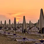 Апартаменты Beachside Elegant For Four Guests *